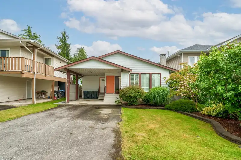 3162 OXFORD STREET - photo 1 of 35