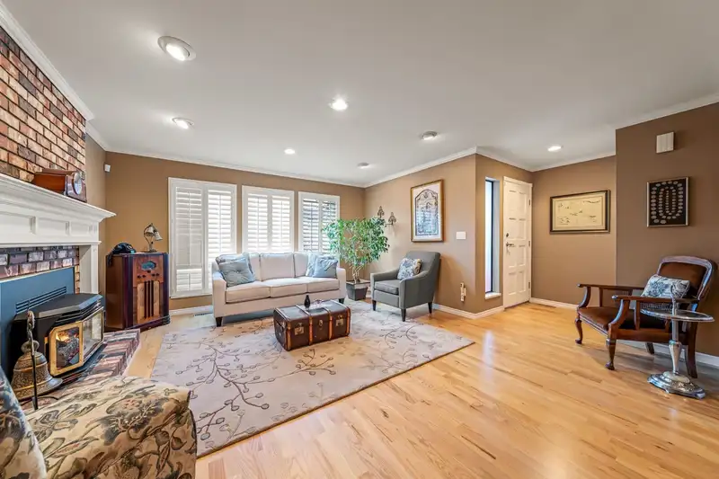 3162 OXFORD STREET - photo 2 of 35