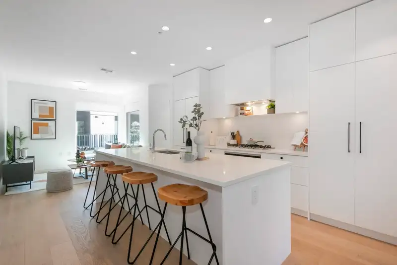 46 W KING EDWARD AVENUE - photo 4 of 39