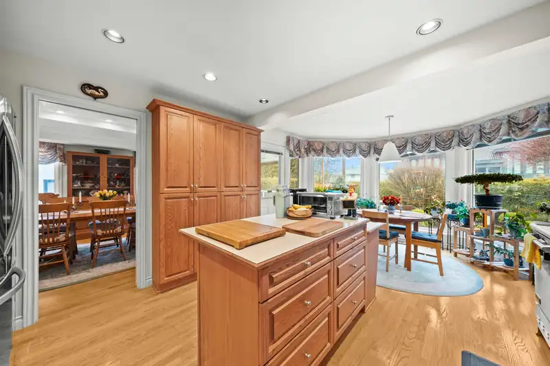 8511 FAIRFAX CRESCENT - photo 4 of 31