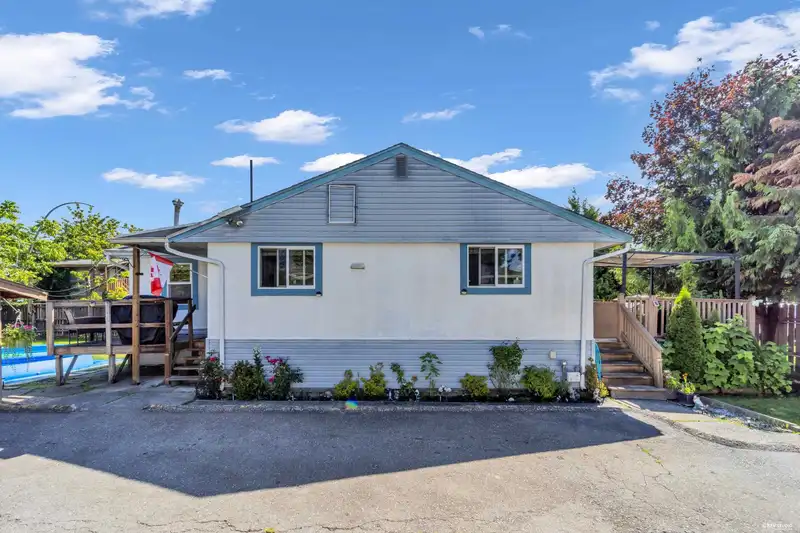 12587 113 AVENUE - photo 4 of 34