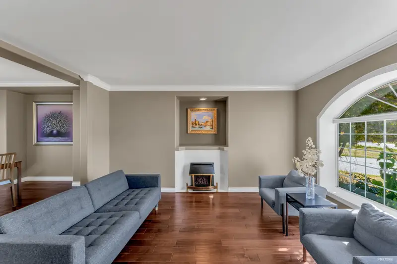 9076 160A STREET - photo 2 of 25