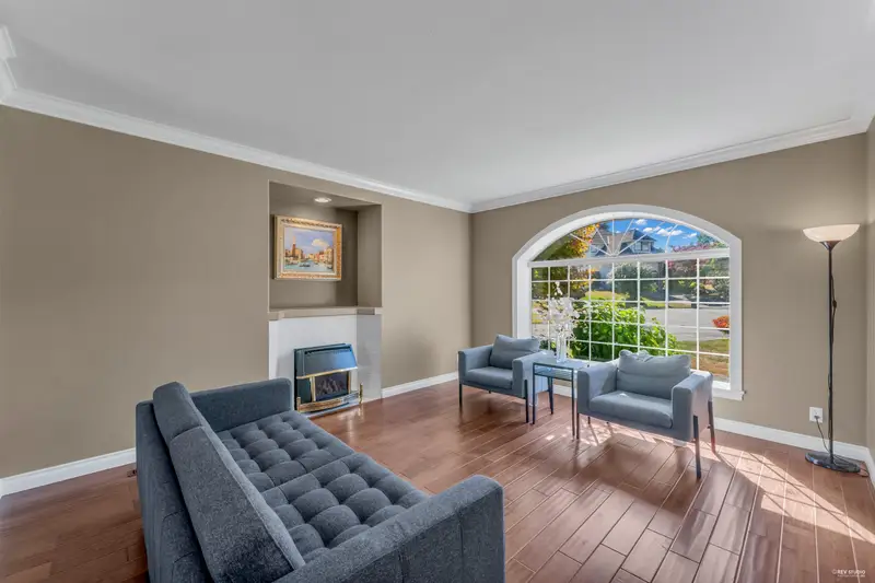 9076 160A STREET - photo 3 of 25