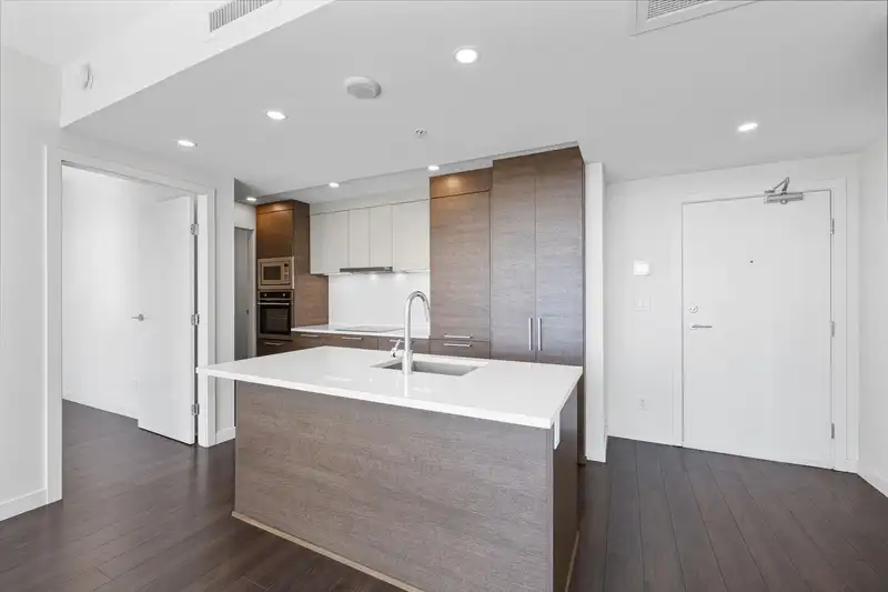 2209 285 E 10TH AVENUE - photo 3 of 31