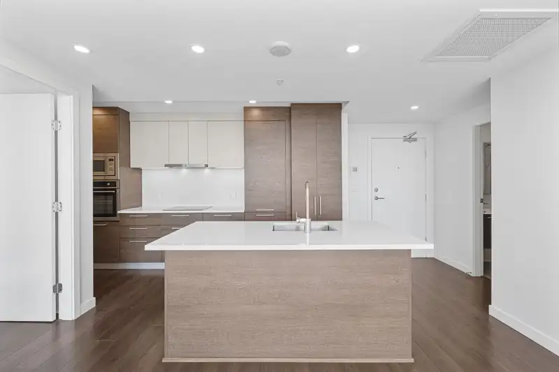 2209 285 E 10TH AVENUE - photo 4 of 31