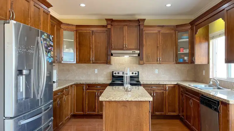 5942 165A STREET - photo 3 of 40