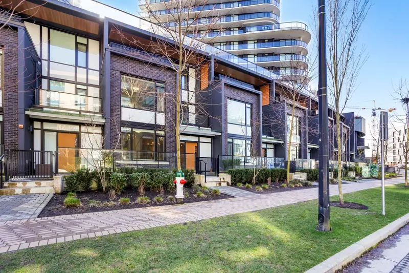 108 8761 UNIVERSITY CRESCENT - photo 2 of 25