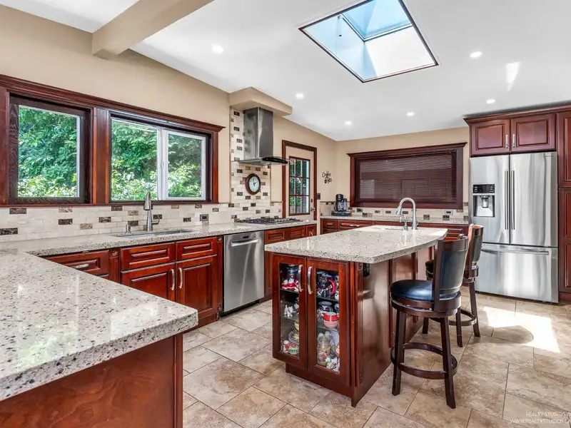 2990 EDDYSTONE CRESCENT - photo 2 of 40