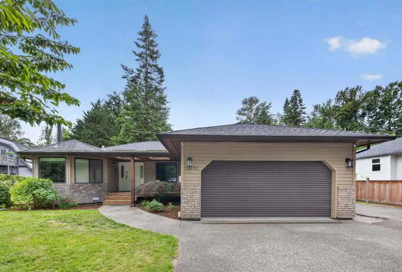 21050 YEOMANS CRESCENT - photo 4 of 40