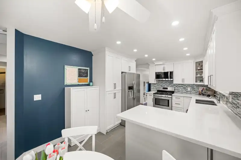 412 6866 NICHOLSON ROAD - photo 3 of 40