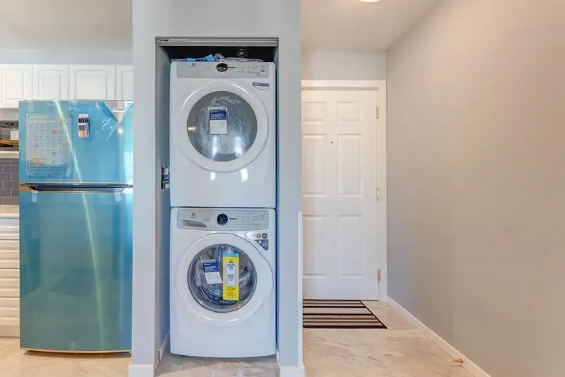 405 13733 74 AVENUE - photo 4 of 28
