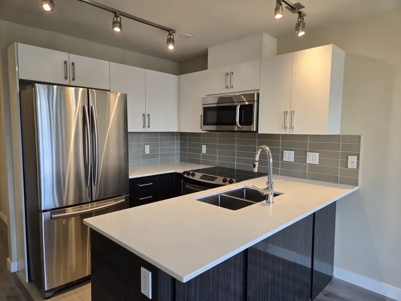 512 2689 KINGSWAY - photo 2 of 12