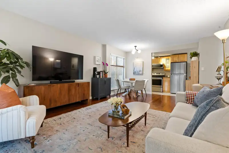 109 423 AGNES STREET - photo 1 of 30