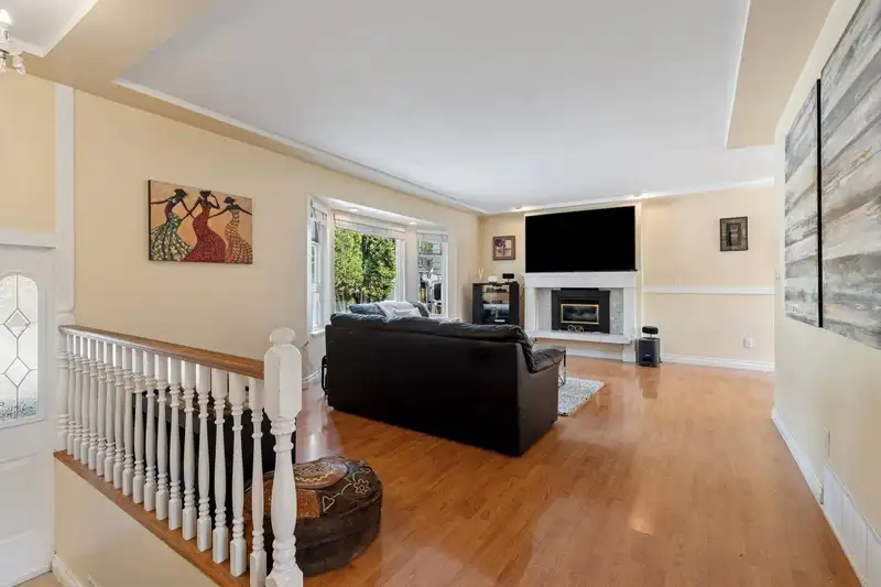 1068 SPRUCE AVENUE - photo 3 of 40