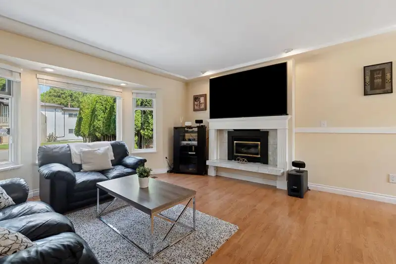 1068 SPRUCE AVENUE - photo 4 of 40