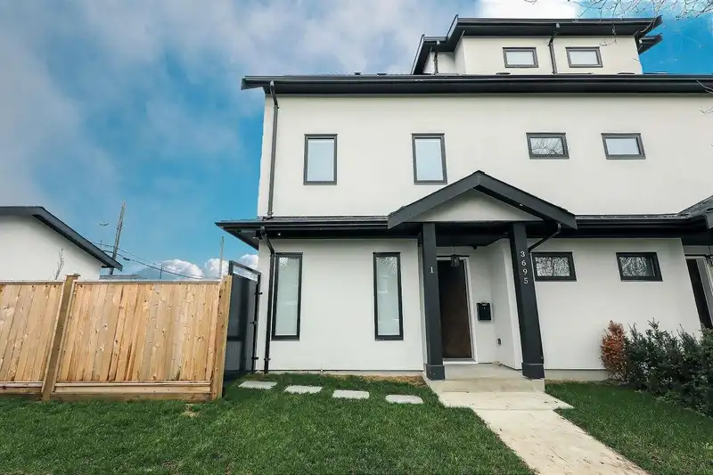 1 3695 E 26 AVENUE - photo 4 of 30
