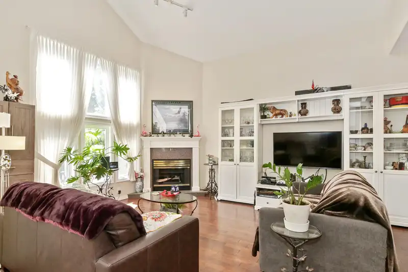 7 13911 16 AVENUE - photo 4 of 31