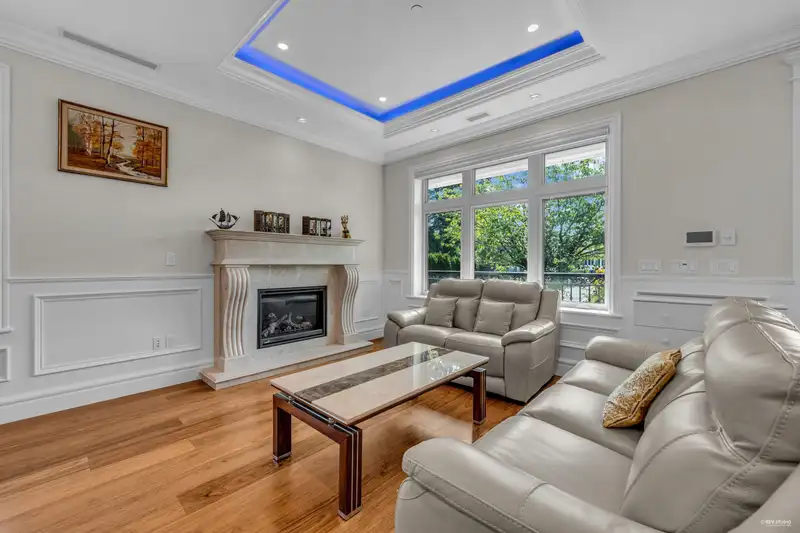 1019 W 47TH AVENUE - photo 4 of 33