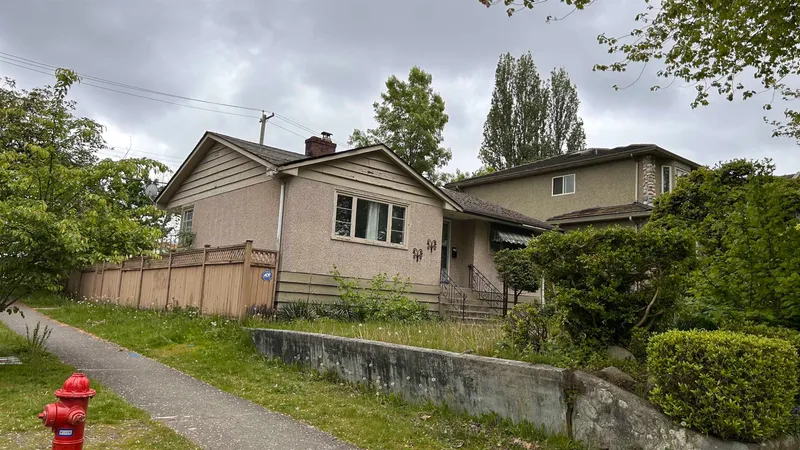 2306 RUPERT STREET - photo 1 of 19