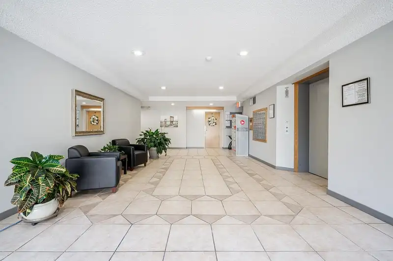 305 15313 19 AVENUE - photo 4 of 28