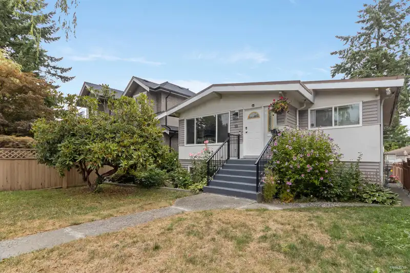 10 N STRATFORD AVENUE - photo 2 of 36