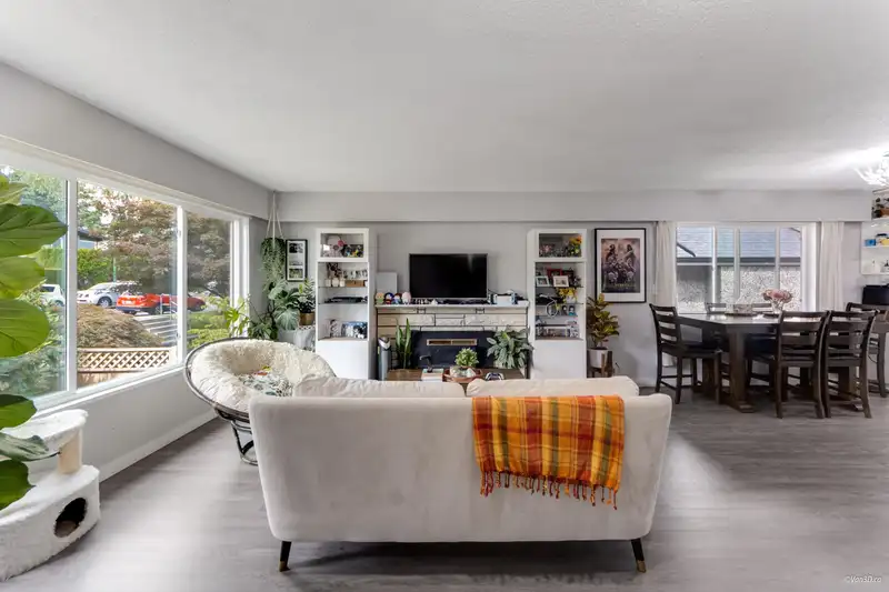 10 N STRATFORD AVENUE - photo 3 of 36