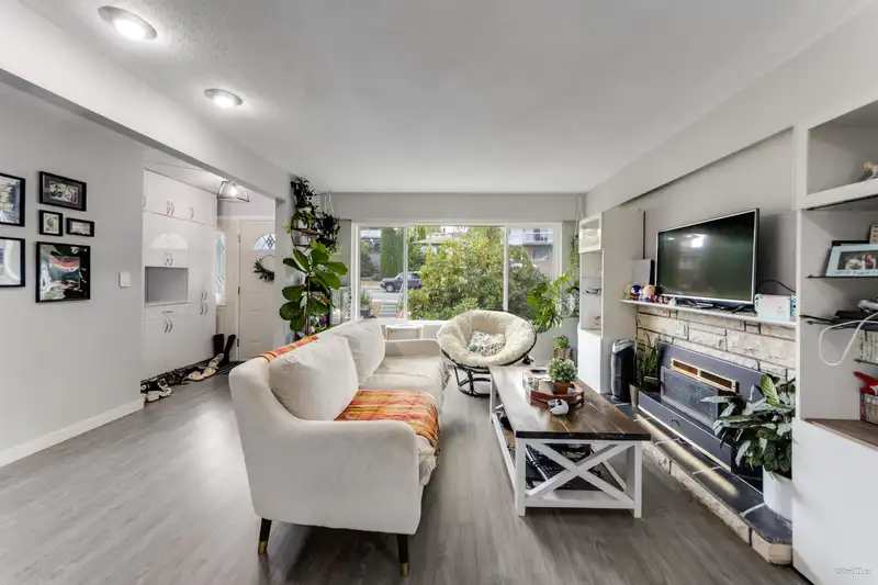10 N STRATFORD AVENUE - photo 4 of 36