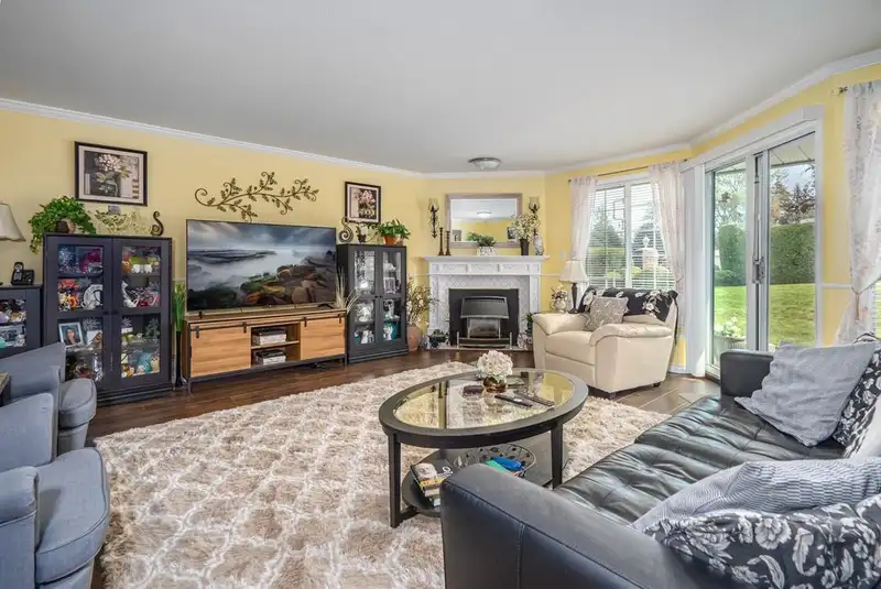 38 3115 TRAFALGAR STREET - photo 4 of 30