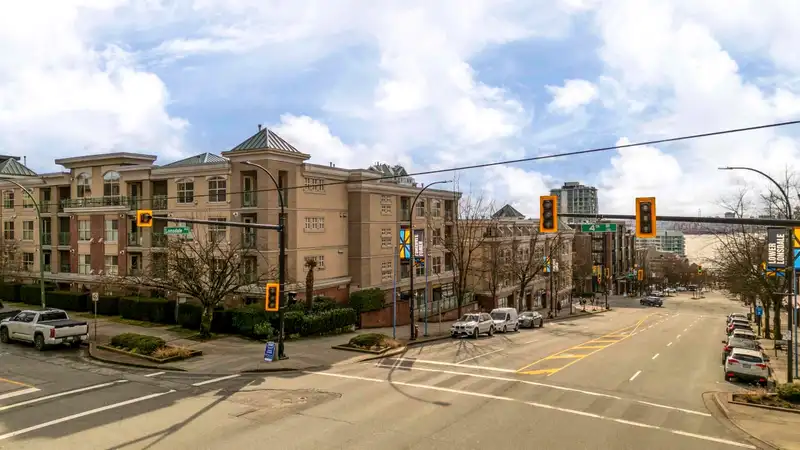 212 332 LONSDALE AVENUE - photo 1 of 34