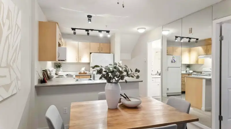 212 332 LONSDALE AVENUE - photo 3 of 34
