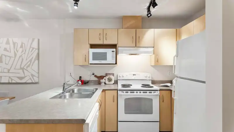 212 332 LONSDALE AVENUE - photo 4 of 34