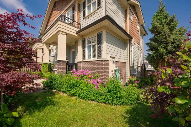 20395 82 AVENUE - photo 3 of 23