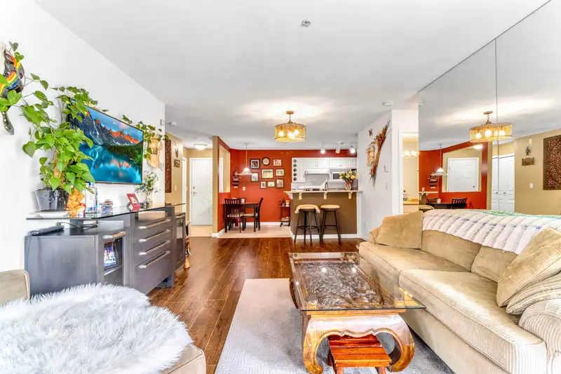 318 7139 18TH AVENUE - photo 4 of 40