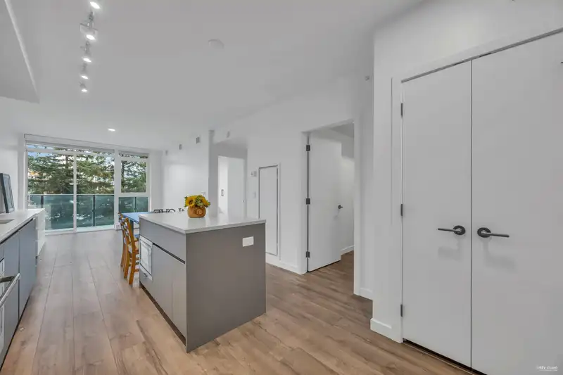 707 13428 105 AVENUE - photo 2 of 32