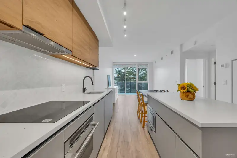 707 13428 105 AVENUE - photo 3 of 32
