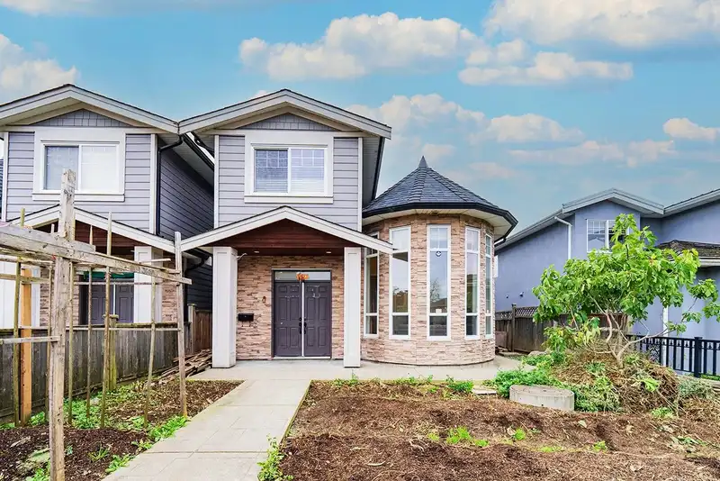 305 STRATFORD AVENUE - photo 1 of 31
