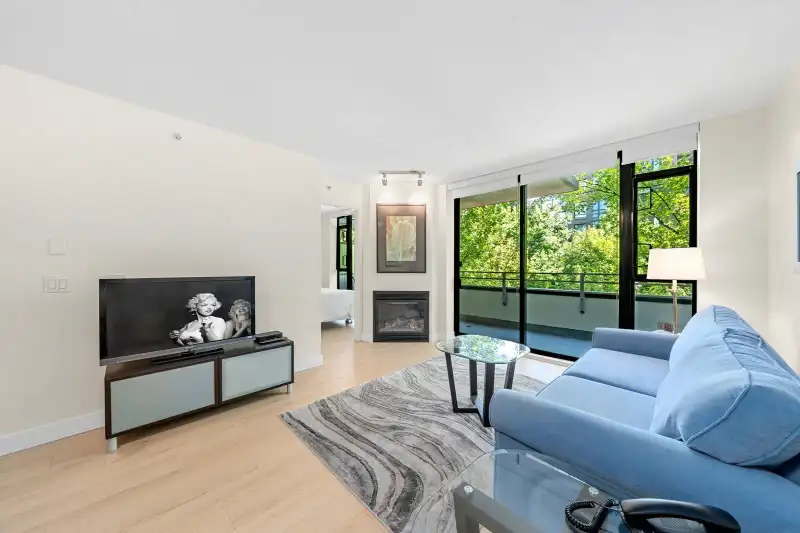305 175 W 1ST STREET - photo 1 of 32