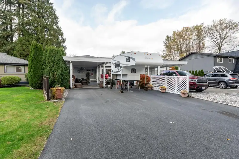 3557 HANDLEY CRESCENT - photo 1 of 35