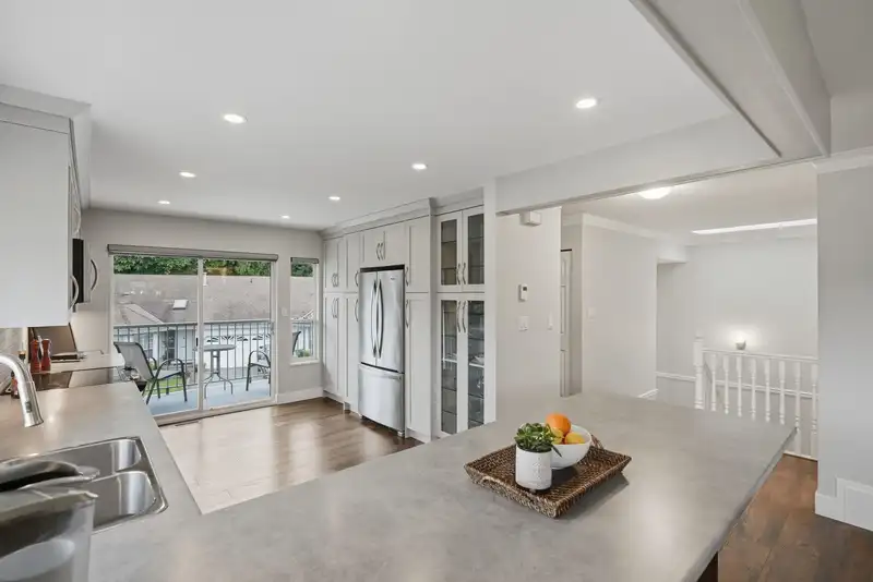 26 2988 HORN STREET - photo 3 of 32
