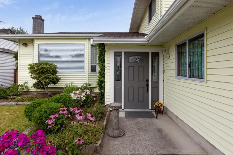 20895 51B AVENUE - photo 3 of 40
