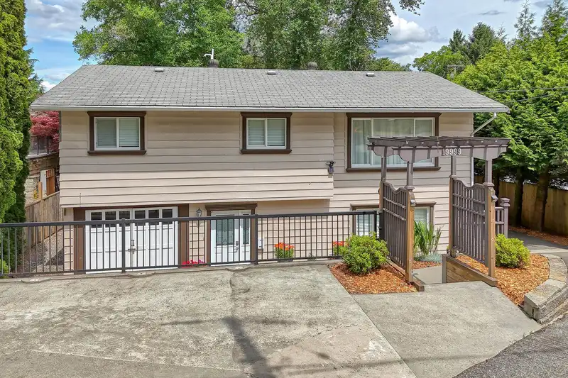 19999 50 AVENUE - photo 1 of 40