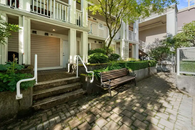 249 2565 W BROADWAY - photo 4 of 20