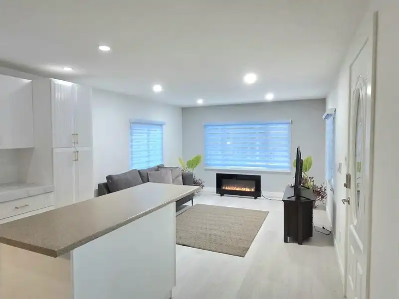 10 6571 KING GEORGE BOULEVARD - photo 3 of 17