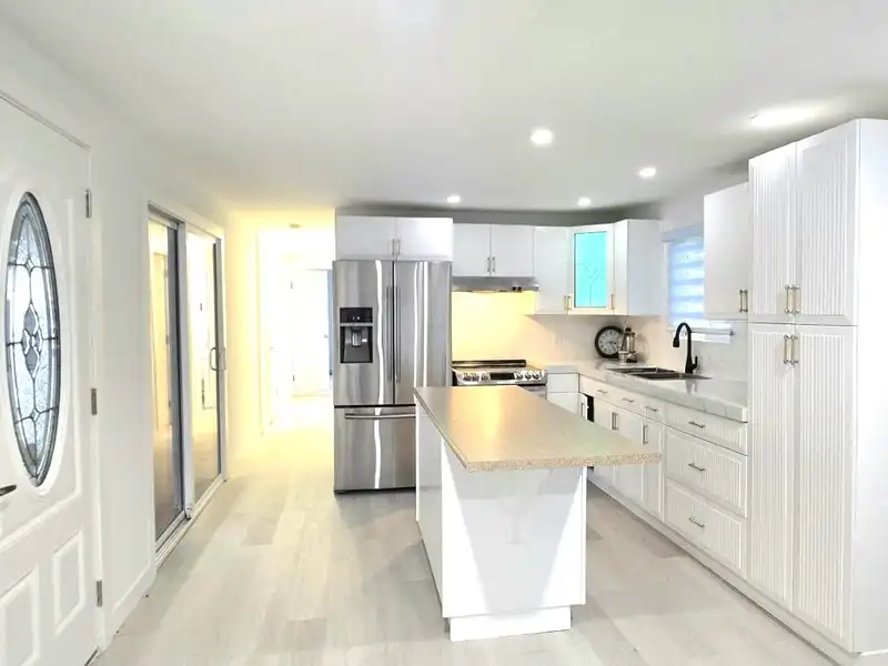 10 6571 KING GEORGE BOULEVARD - photo 4 of 17