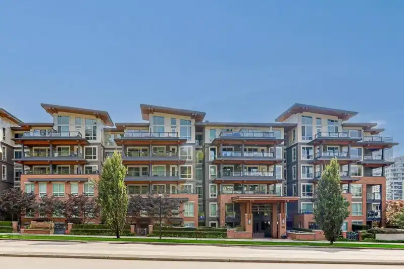 605 500 ROYAL AVENUE - photo 1 of 21
