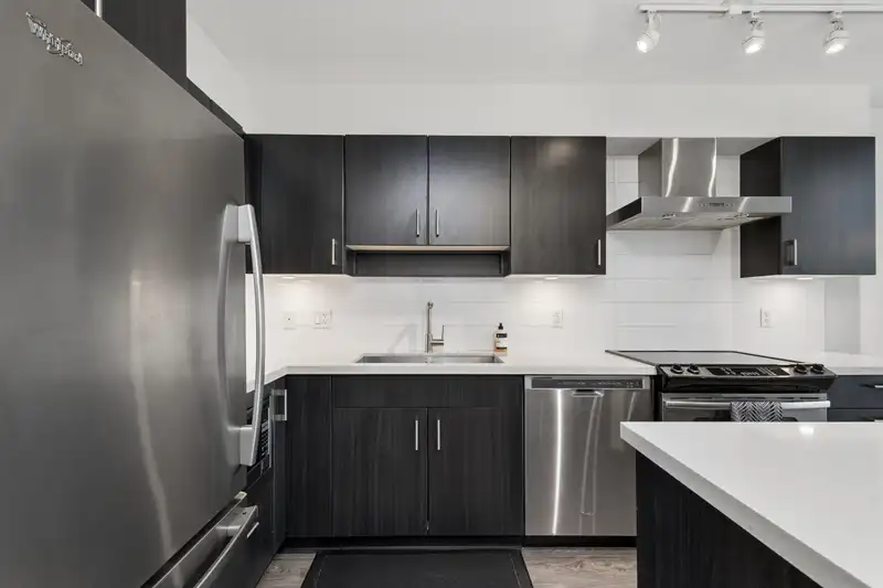 605 500 ROYAL AVENUE - photo 3 of 21
