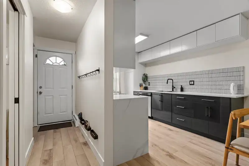 4 33293 E BOURQUIN CRESCENT - photo 3 of 37