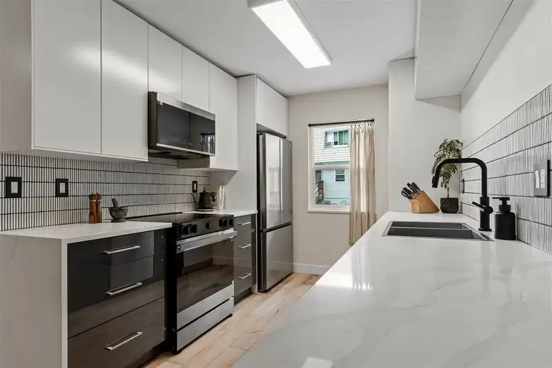 4 33293 E BOURQUIN CRESCENT - photo 4 of 37