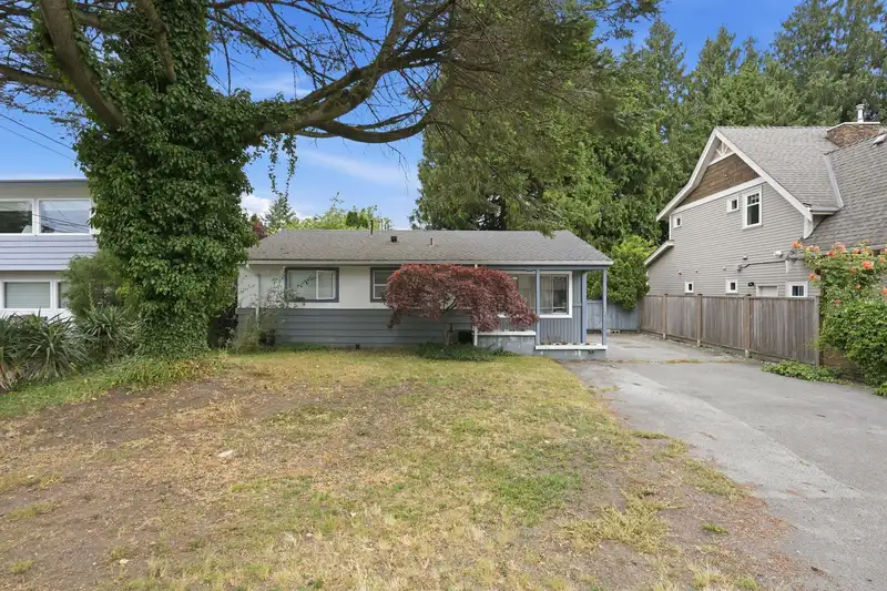 5857 16 AVENUE - photo 1 of 17