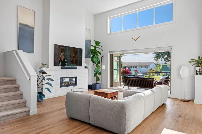 15541 OXENHAM AVENUE - photo 1 of 25